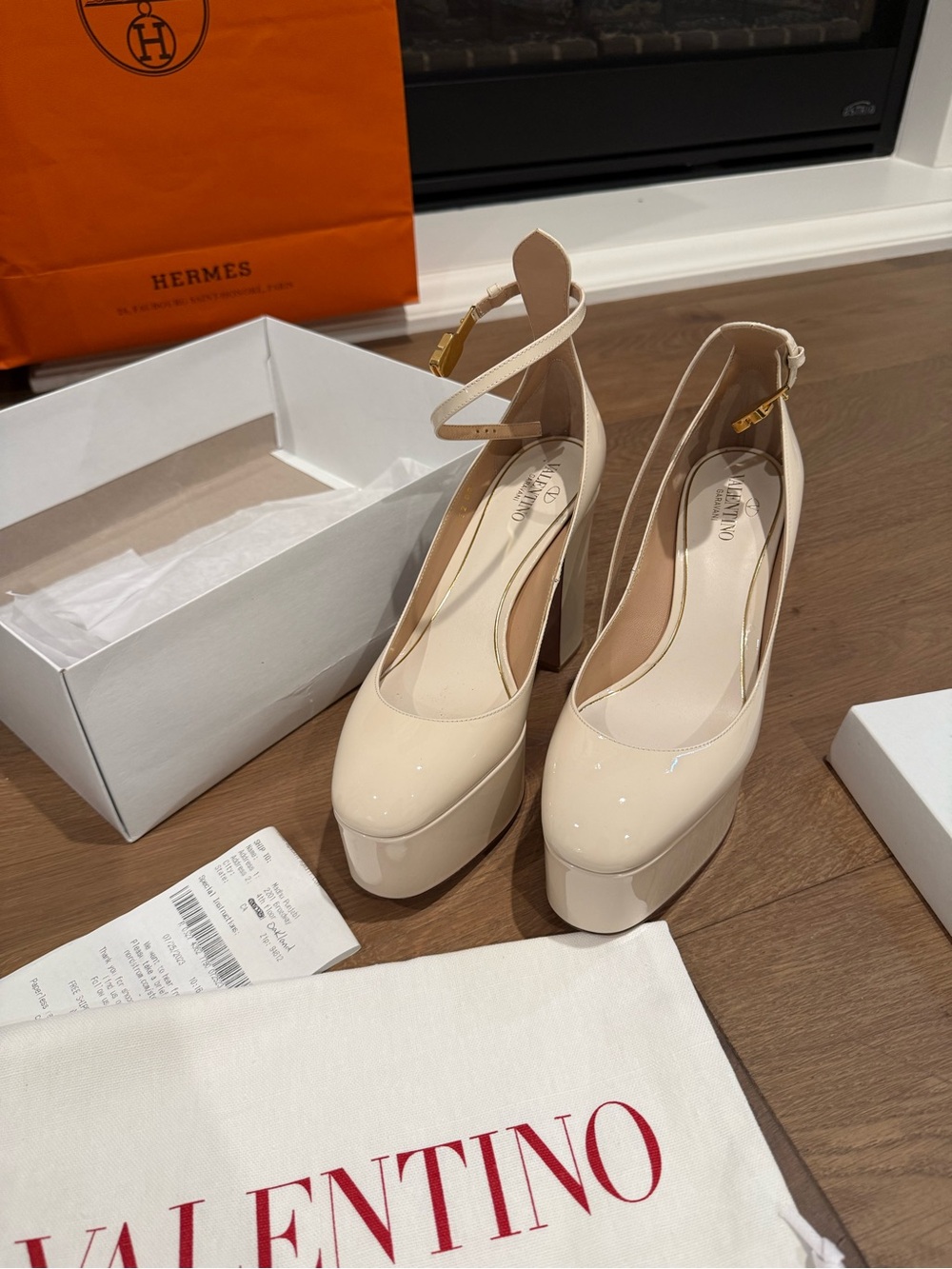 Valentino Garavani Ivory Patent Leather Platform Pumps with Strap 39.5 EU / 8.5 - Picture 6 of 6